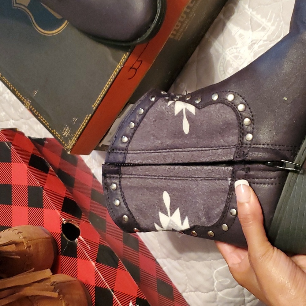 Black short cowboy boot